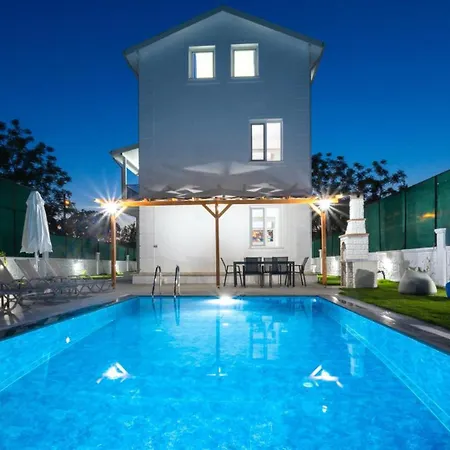 4 Bedroom With Private Pool Near Calis *