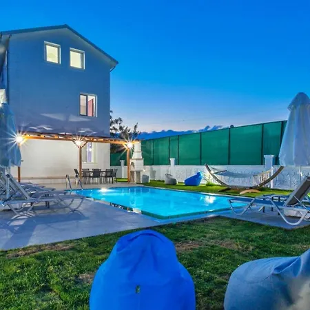 4 Bedroom 2555 *